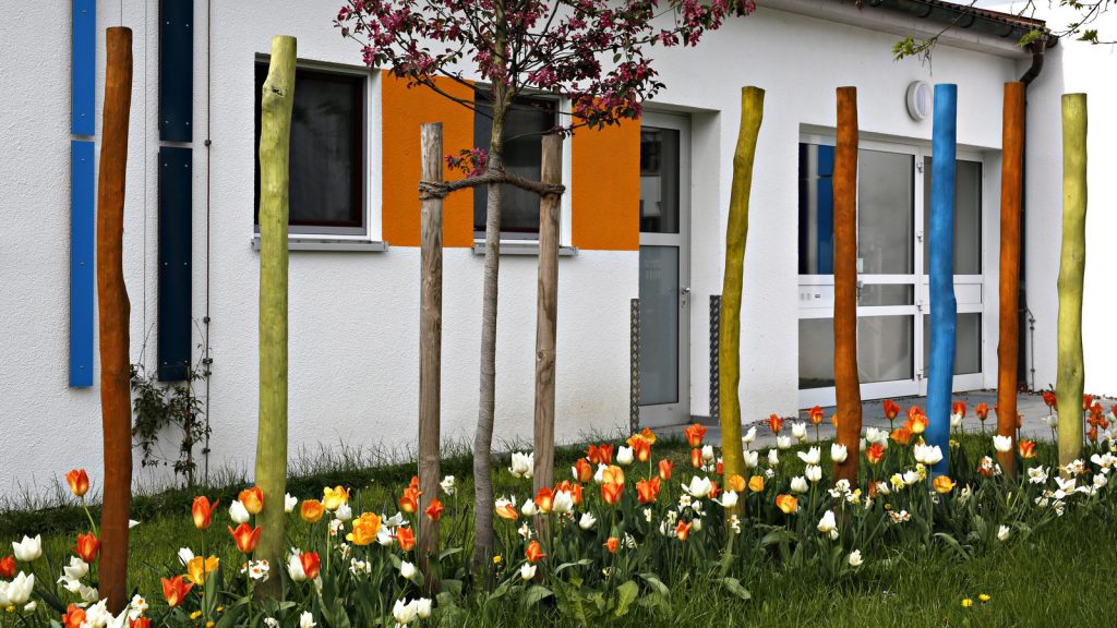 Tulpen unter Holzstelen im Kindergarten