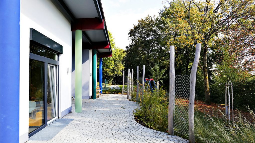 steinere Terrasse am Kindergarten Guenzlhofen